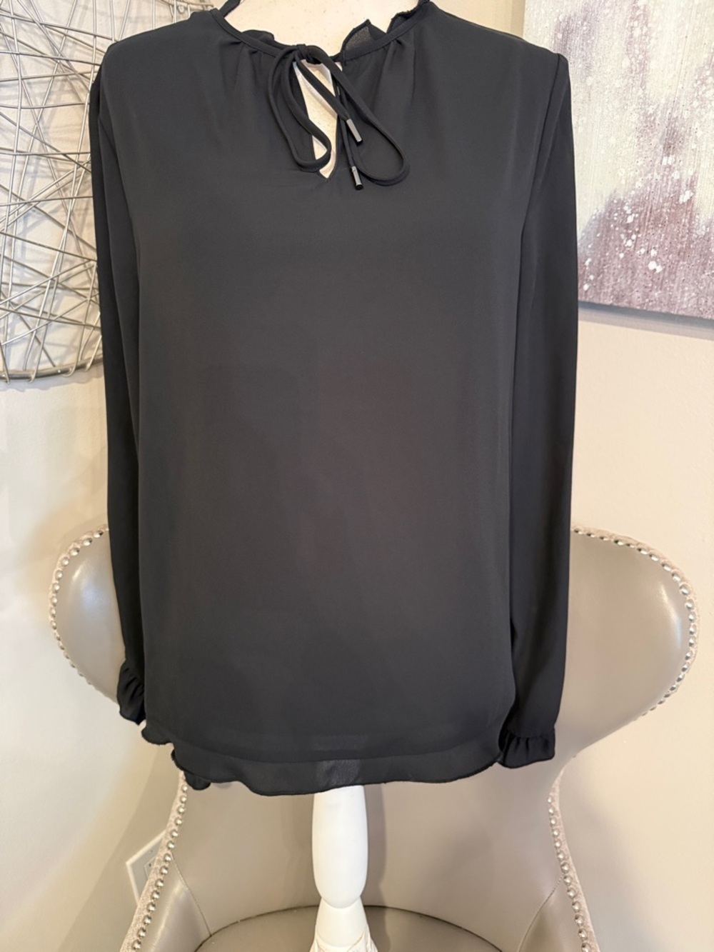 T Tahari Women’s Black Tie-Neck Long Sleeve Blouse size Large